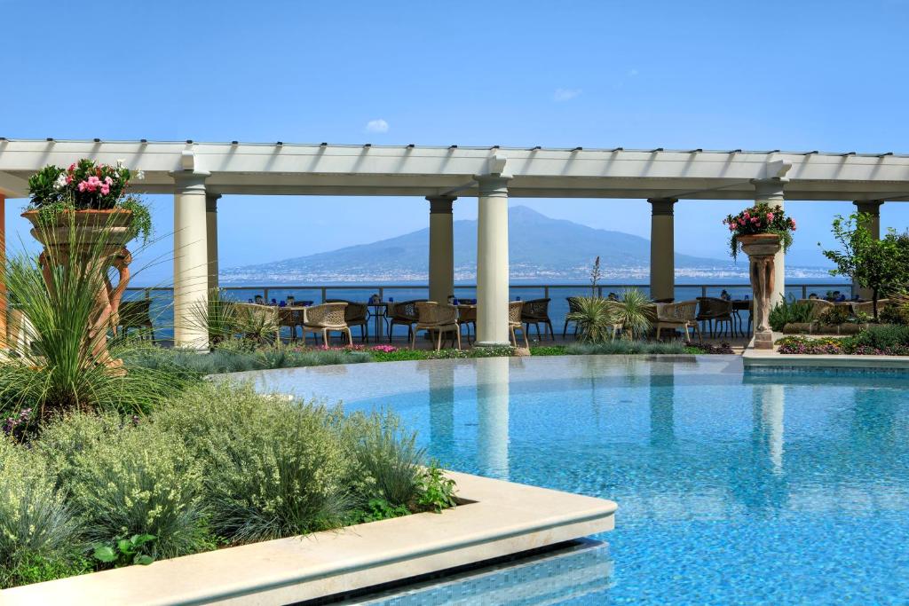 - une piscine avec vue sur l'eau dans l'établissement Grand Hotel Royal, à Sorrente