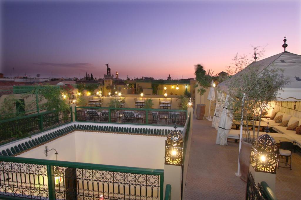 - une vue sur un balcon avec piscine la nuit dans l'établissement Riad Karmela, à Marrakech