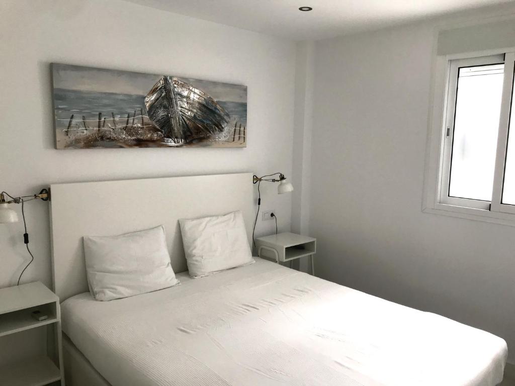 New central 2BR apartment 100m-to-beach free parking 2