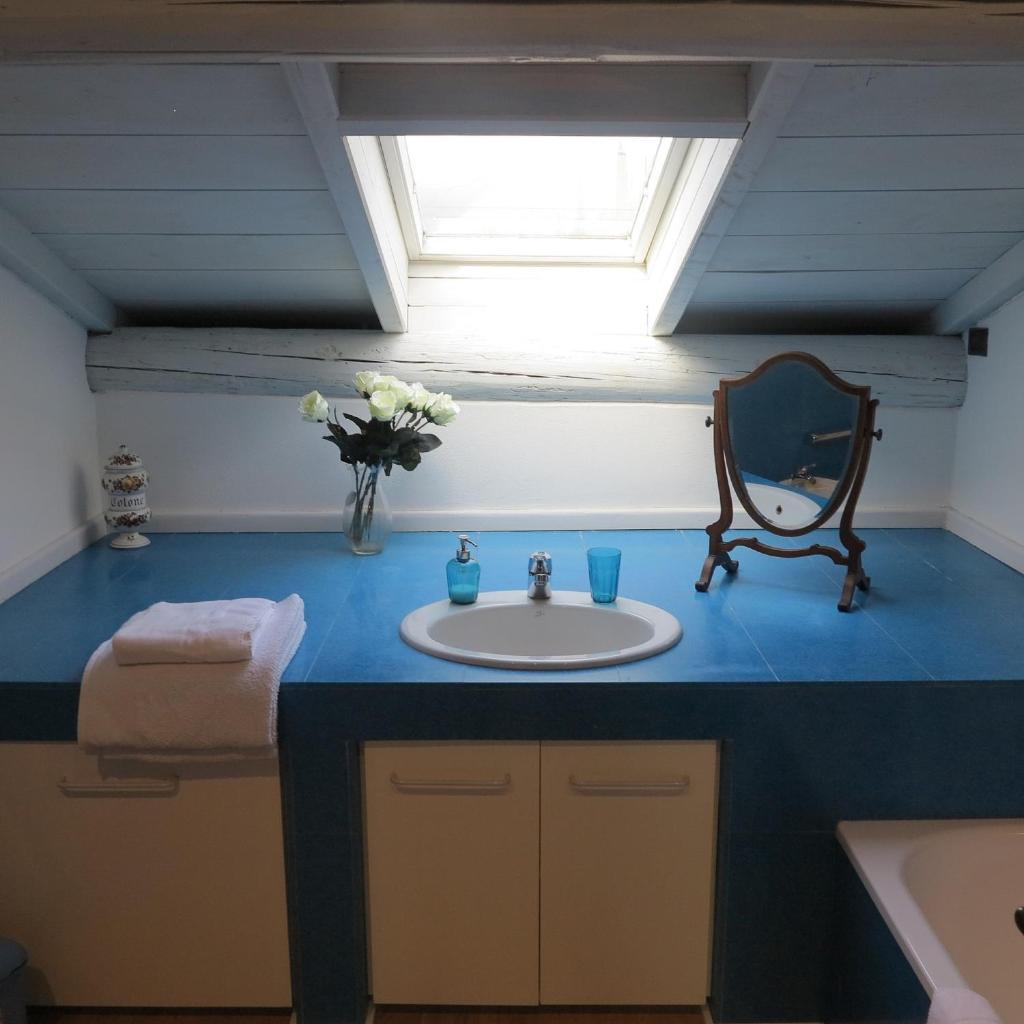 une salle de bain avec un lavabo, un miroir et une fenêtre dans l'établissement Villa Avesa, à Vérone 28 autres photos