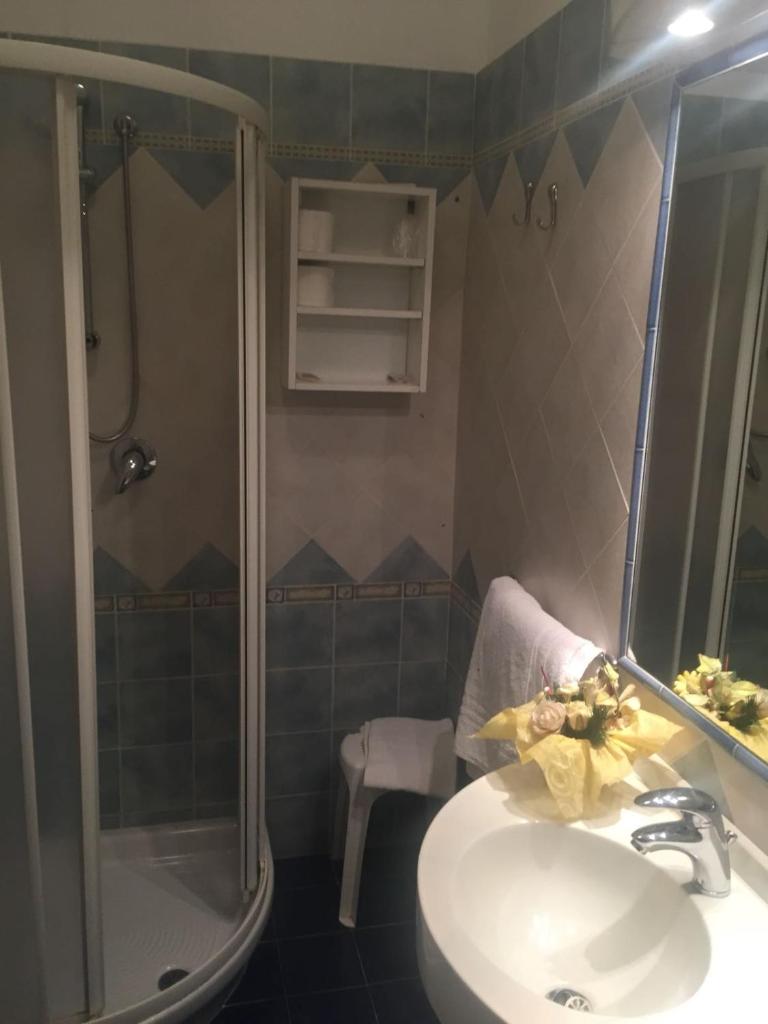 une salle de bain avec un lavabo et une douche dans l'établissement Belvedere Hotel Club, à Belvedere Marittimo