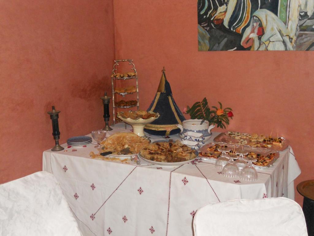 - une table avec un buffet de plats dans l'établissement Riad Morgane, à Marrakech