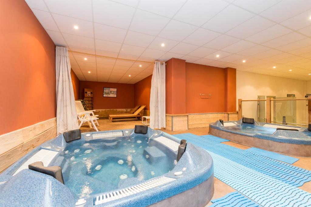 un jacuzzi au milieu d'une pièce dans l'établissement Résidence Pierre & Vacances Le Machu Pichu, à Val Thorens