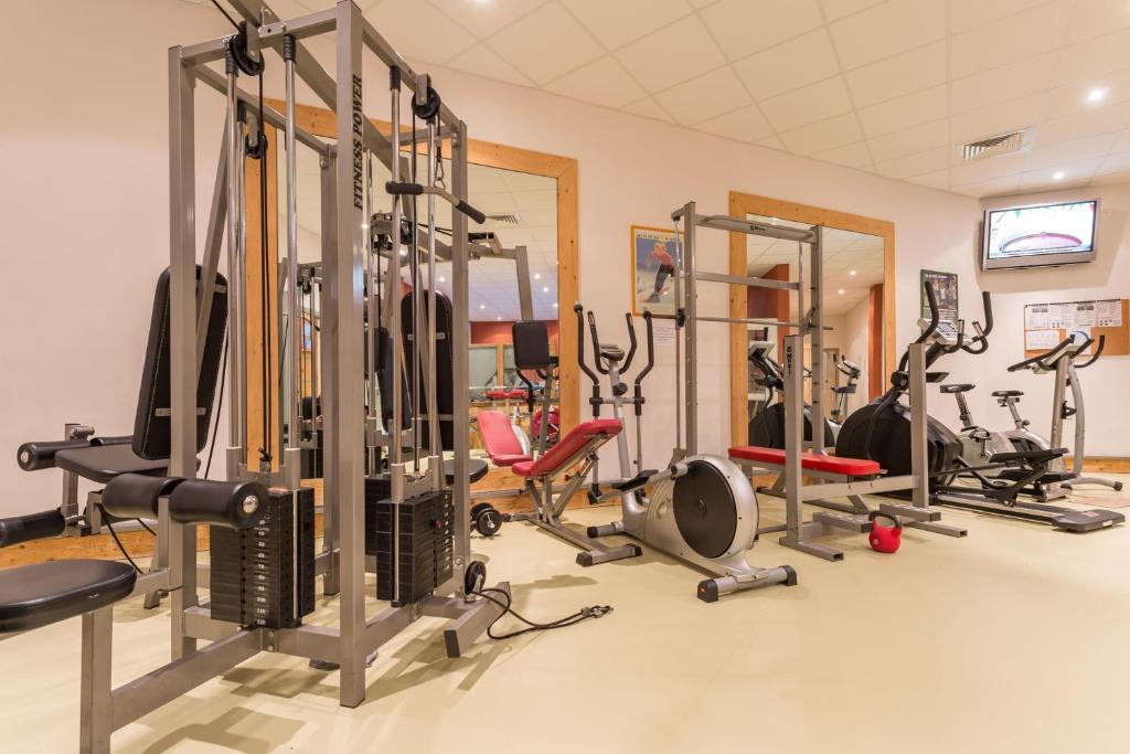 - une salle de sport avec plusieurs tapis de course et vélos d'exercice dans l'établissement Résidence Pierre & Vacances Le Machu Pichu, à Val Thorens 31 autres photos