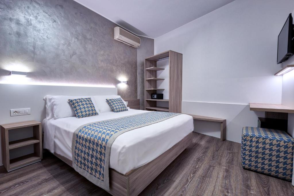 une chambre d'hôtel avec un lit et une télévision dans l'établissement Hotel Jet, à Lido di Jesolo