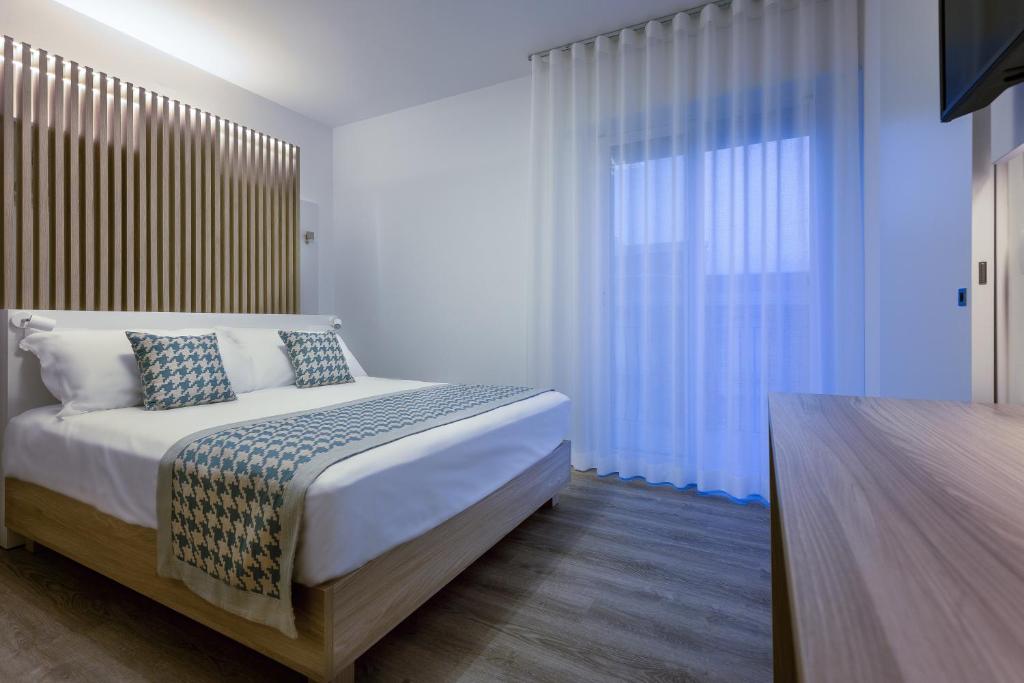 une chambre avec un lit et une grande fenêtre dans l'établissement Hotel Jet, à Lido di Jesolo