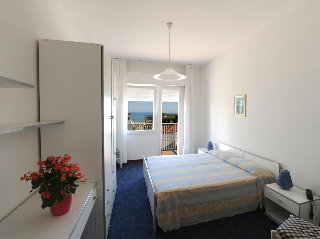 une chambre d'hôtel avec un lit et un balcon dans l'établissement Hotel Savoia, à Lido di Jesolo
