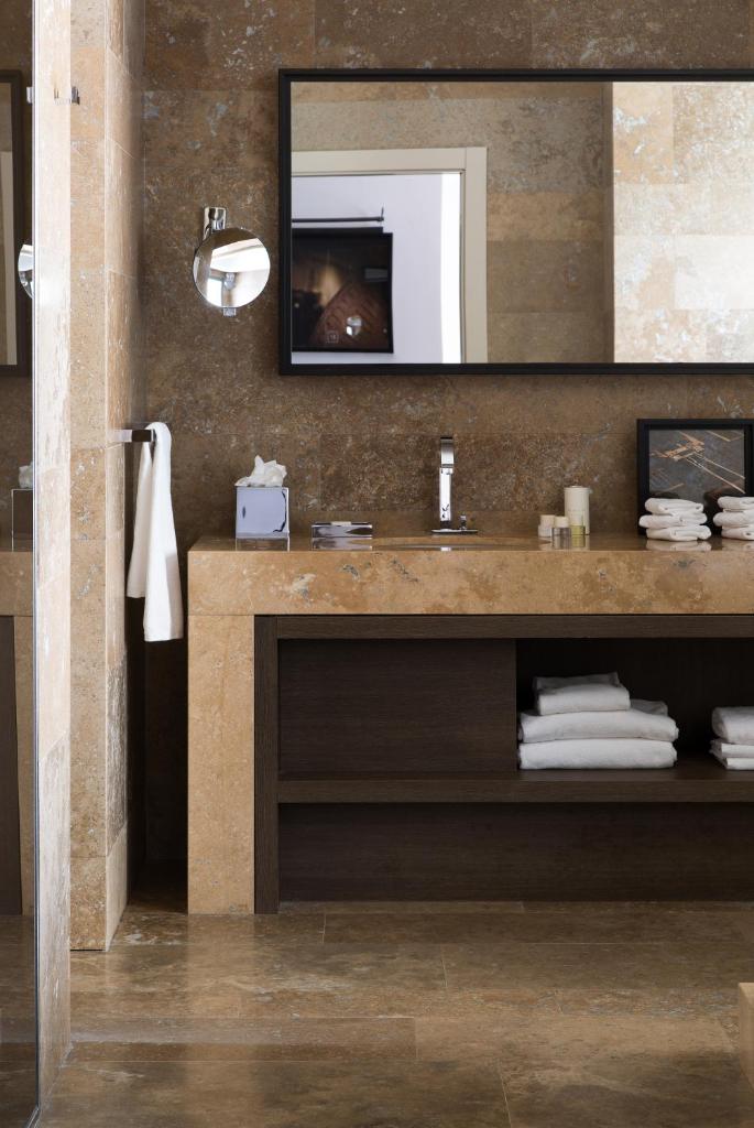 une salle de bain avec un lavabo et un miroir dans l'établissement Filario Hotel & Residences, à Lezzeno