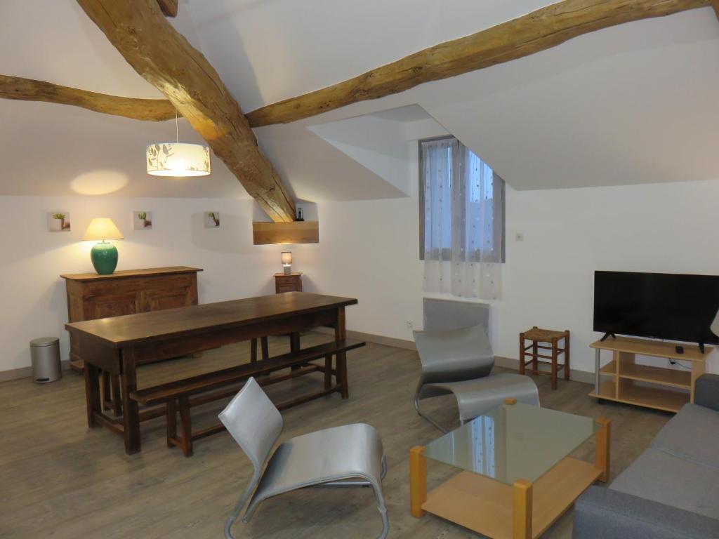 - un salon avec un piano, une table et des chaises dans l'établissement Gîtes Dans une Maison d'hôtes "Lieu Dit Cruzel", à Moissac