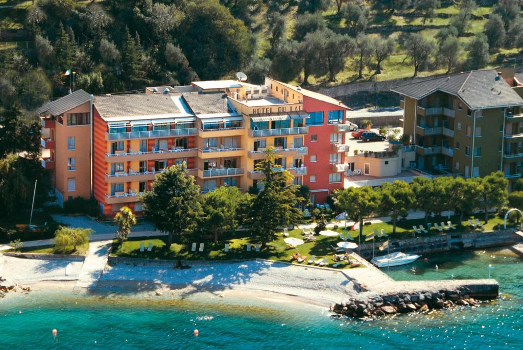 une vue aérienne d'une station balnéaire sur l'eau dans l'établissement Hotel Du Lac - Relax Attitude Hotel, à Brenzone