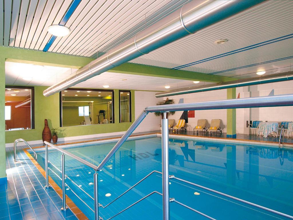 une grande piscine dans un immeuble dans l'établissement Hotel Du Lac - Relax Attitude Hotel, à Brenzone