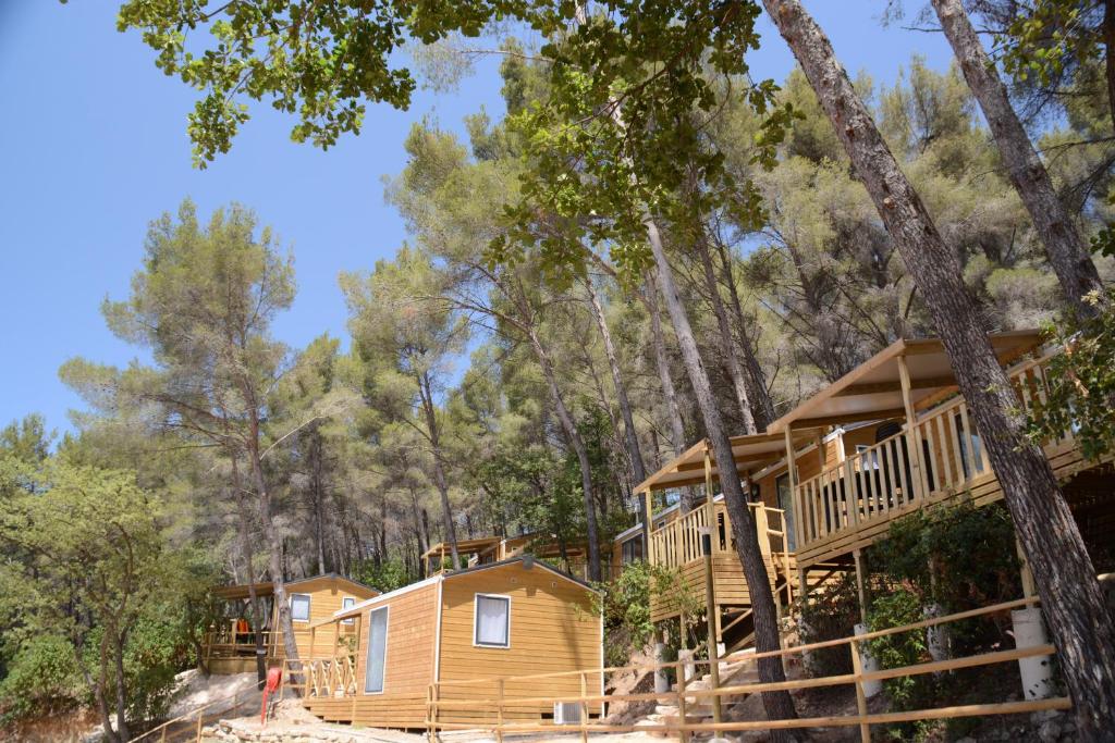 une cabane dans les bois avec des arbres dans l'établissement Camping les Playes, à Six-Fours-les-Plages