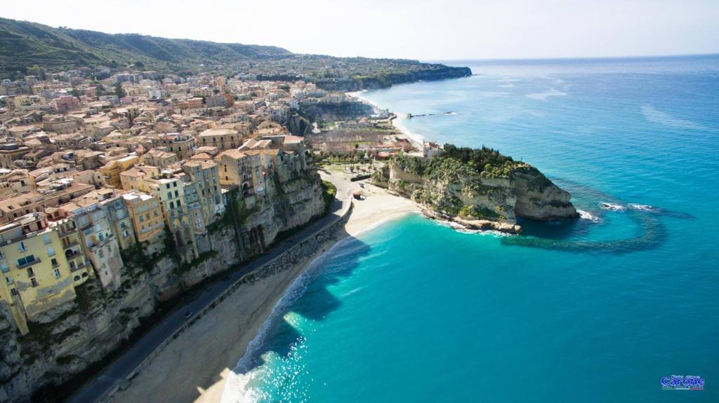 une vue aérienne d'une plage et de l'océan dans l'établissement La Valle Verde hotel ristorante pizzeria, à Zambrone