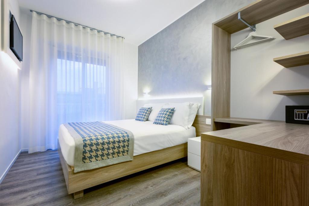 une petite chambre avec un lit et une fenêtre dans l'établissement Hotel Jet, à Lido di Jesolo