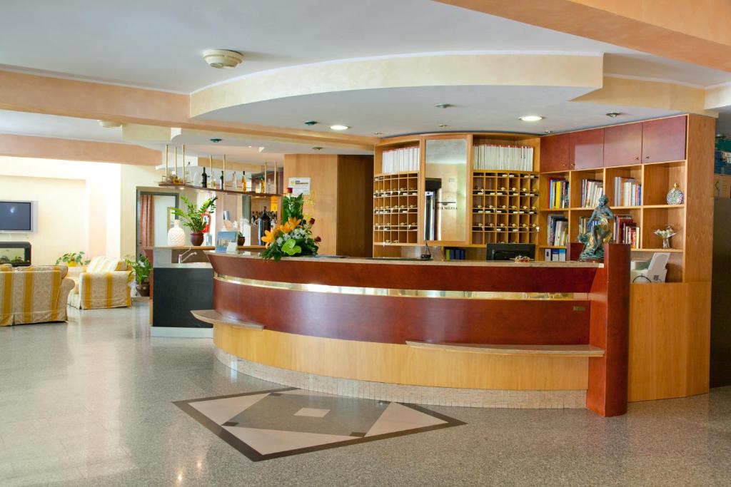 un hall avec un bar dans une bibliothèque dans l'établissement Hotel Melissa, à Torre Melissa