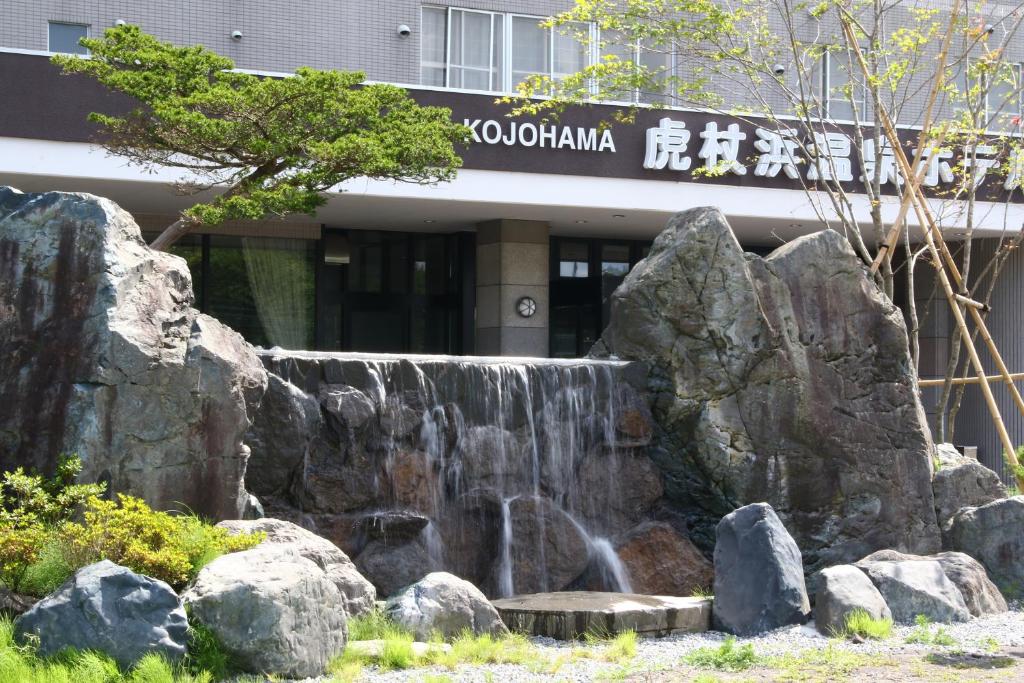 une cascade devant un bâtiment dans l'établissement Kojohama Onsen Hotel, à Shiraoi