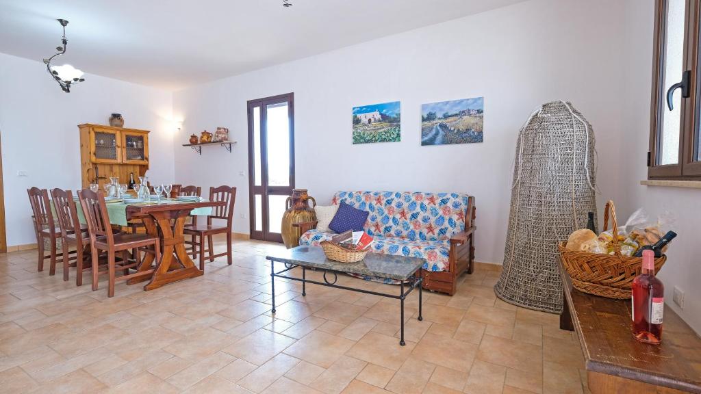 un salon avec un canapé et une table dans l'établissement Villa Cigaline, à Tiggiano 34 autres photos