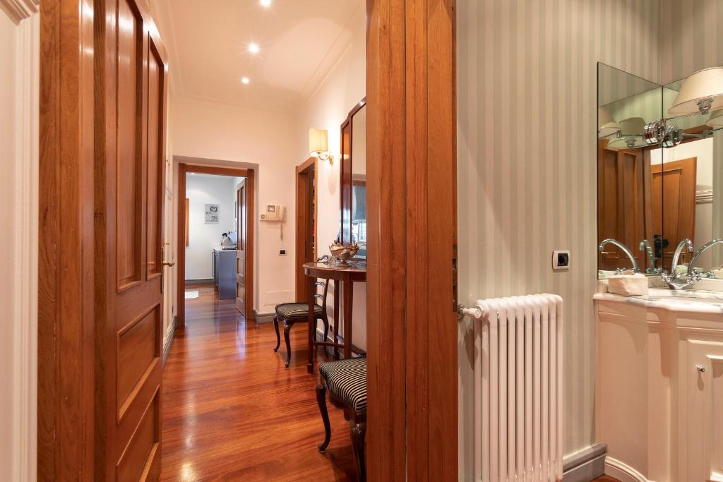 un couloir avec une cuisine équipée d'un évier et d'une table dans l'établissement Ultra Luxe Villa w Stunning Pool Paradise, à Casale Torre San Giovanni