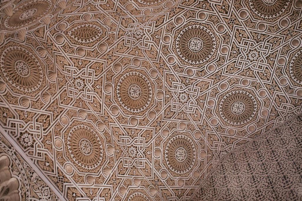 une fermeture d'un mur avec une conception sur celui-ci dans l'établissement Riad Naila & suite, à Fès
