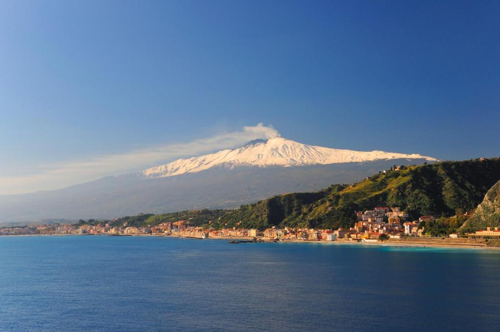 une montagne enneigée assise au sommet d'une masse d'eau dans l'établissement Hotel Nettuno, à Catane 80 autres photos