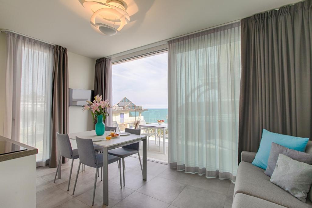 un salon avec une table et un canapé dans l'établissement Residence Panama, à Lido di Jesolo