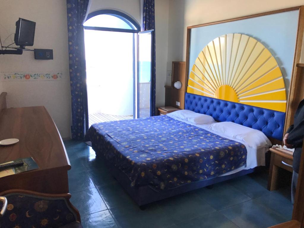 - une chambre avec un lit à tête bleue dans l'établissement Sporting Baia Hotel, à Giardini Naxos 29 autres photos