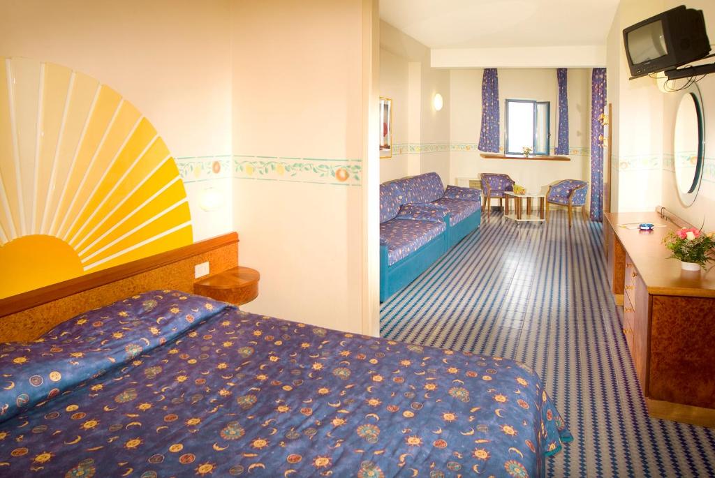 une chambre d'hôtel avec un lit et une chambre avec dans l'établissement Sporting Baia Hotel, à Giardini Naxos