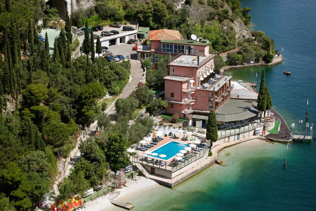 Vue aérienne d'une maison sur une colline à côté de l'eau dans l'établissement Hotel Capo Reamol, à Limone sul Garda