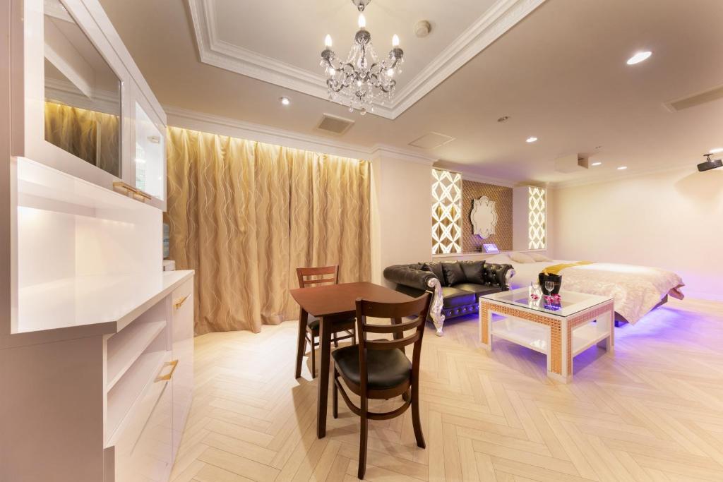 une chambre avec un lit et une table et une salle à manger dans l'établissement i RESORT ARTIA Luxury Gifu (Adult Only), à Gifu
