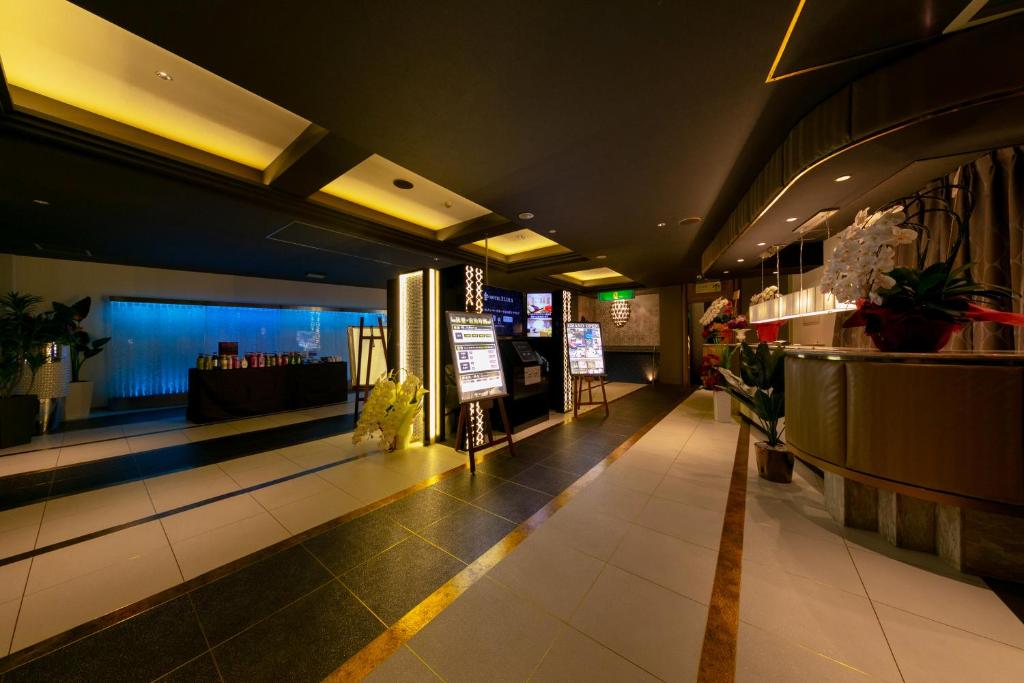 un hall d'un restaurant avec un bar dans l'établissement Hotel Eldia Yamanashi (Adult Only), à Fuefuki