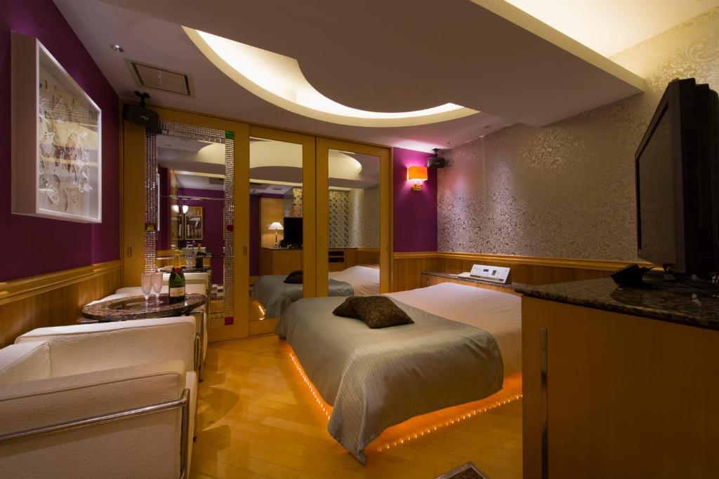 une chambre d'hôtel avec deux lits et une télévision dans l'établissement Hotel W-ARAMIS -W GROUP HOTELS and RESORTS-, à Tokyo