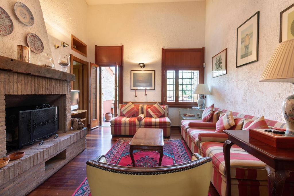 un salon avec un canapé et une cheminée dans l'établissement Ultra Luxe Villa w Stunning Pool Paradise, à Casale Torre San Giovanni