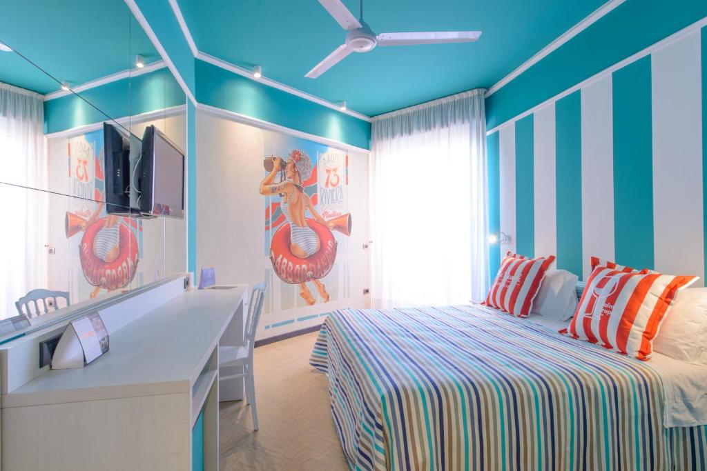 une chambre avec un lit, un bureau et une télévision dans l'établissement Admiral Art Hotel, à Rimini
