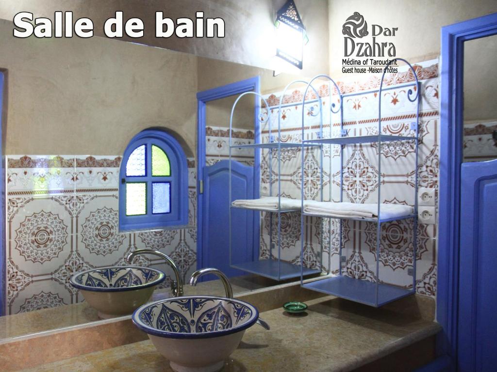 - une salle de bains avec deux lavabos dans une chambre dotée de portes bleues dans l'établissement Riad Dar Dzahra, à Taroudant