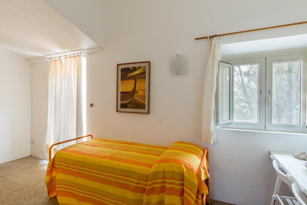 une chambre avec un lit et une fenêtre dans l'établissement Villa Corallo, à Costa Paradiso