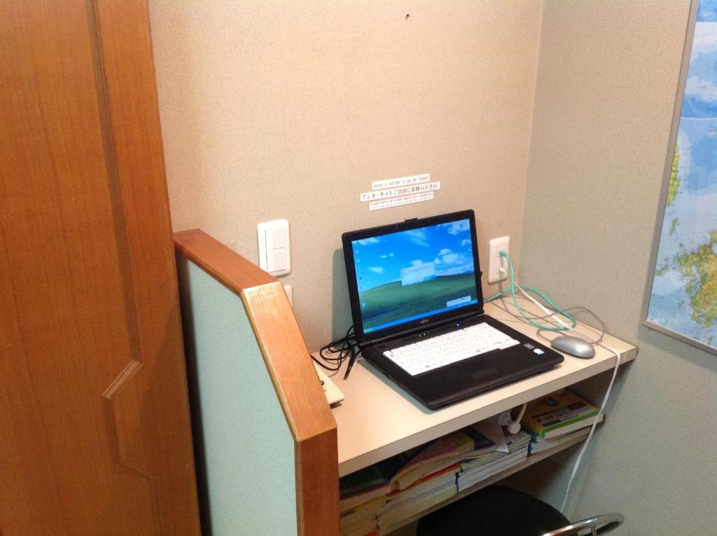 un ordinateur portable installé au-dessus d'un bureau dans l'établissement Nakayasu Ryokan, à Kanazawa