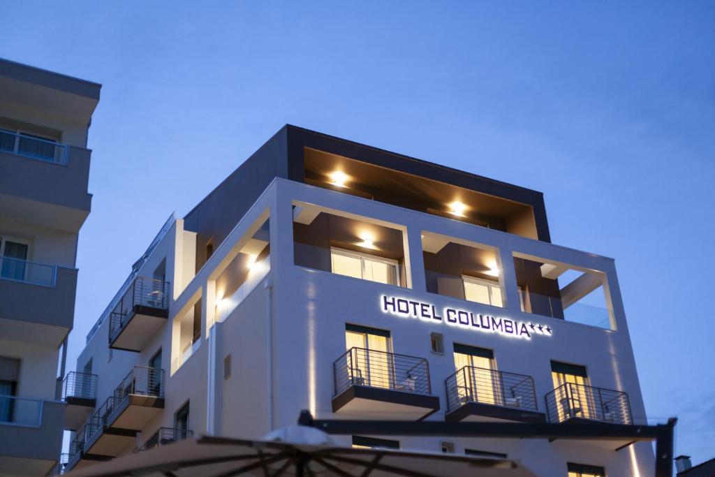 un bâtiment d'hôtel avec les mots hôtel guadalajara dans l'établissement Hotel Columbia & Ninfea, à Lido di Jesolo