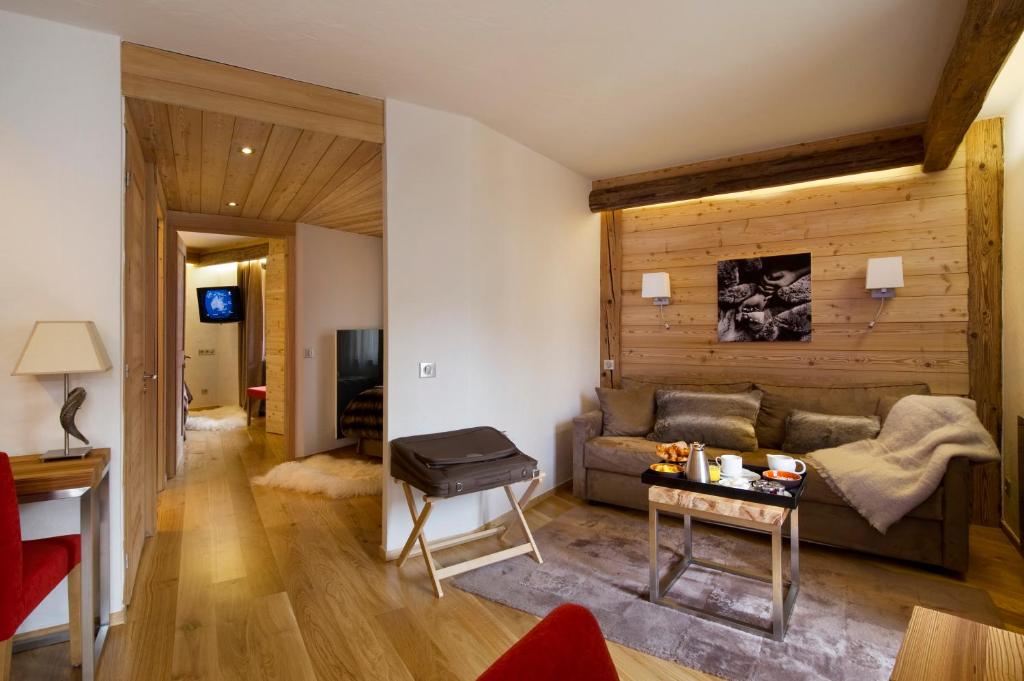 un salon avec un canapé et une table dans l'établissement Au Coeur du Village, à La Clusaz