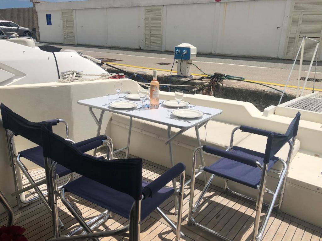Photo de la galerie de l'établissement Yacht Summertime 3 Bedrooms, à Menton