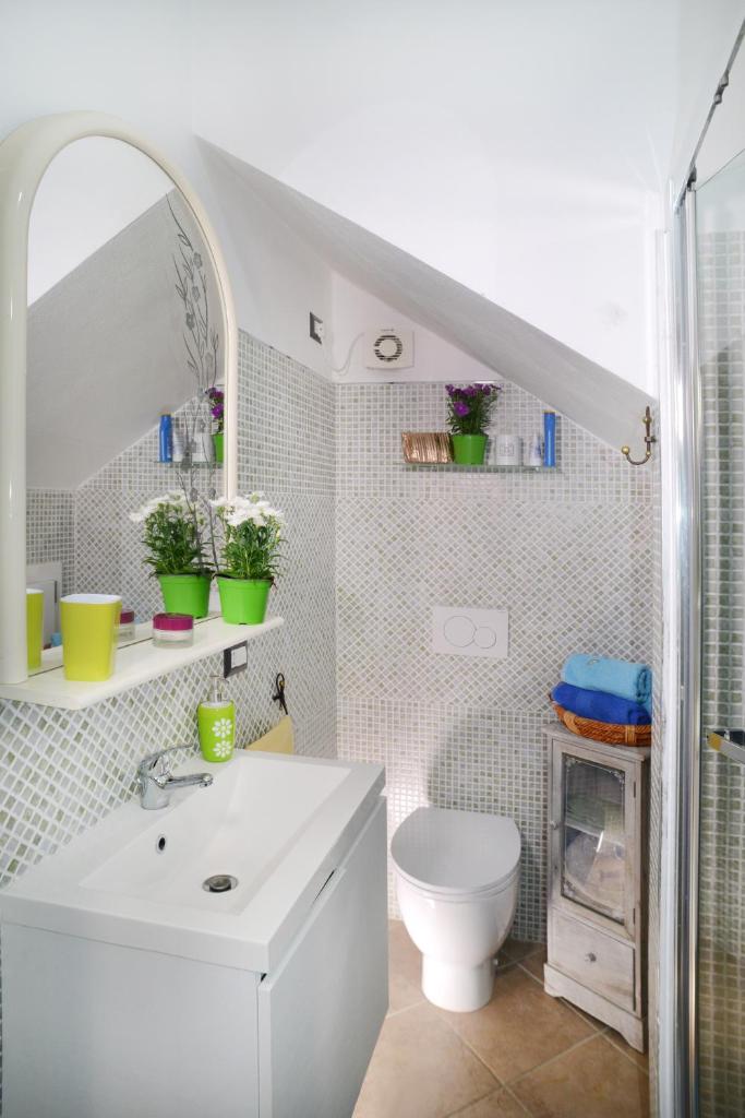 une salle de bain avec un lavabo blanc et des toilettes dans l'établissement villa la Scaletta, à Alghero