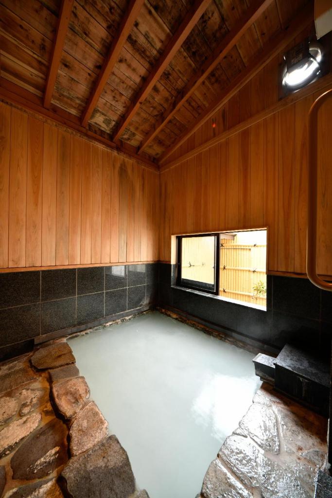 une chambre vide avec une chambre avec une autre chambre dans l'établissement Ryokan Tamura, à Kusatsu