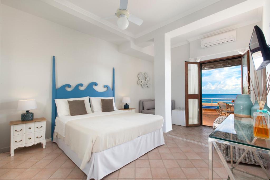 une chambre avec un lit et une vue sur l'océan dans l'établissement Il Cefalo Hotel & Restaurant, à Castellabate