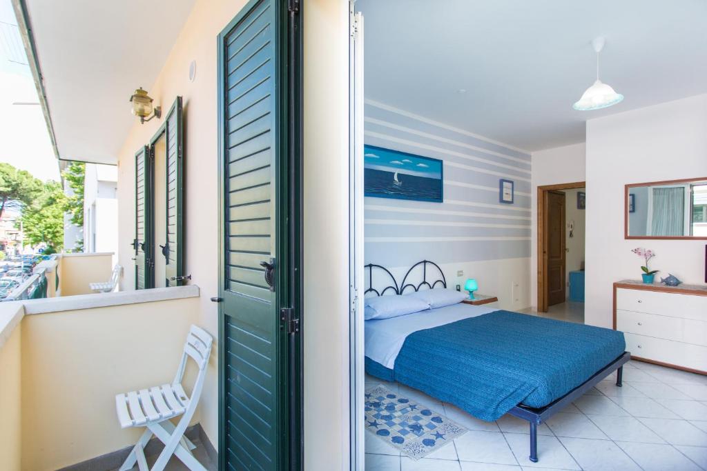 une chambre avec un lit et un balcon dans l'établissement Residence Kimba, à Rimini
