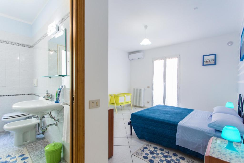 une chambre avec un lit et une salle de bain avec un lavabo dans l'établissement Residence Kimba, à Rimini 165 autres photos