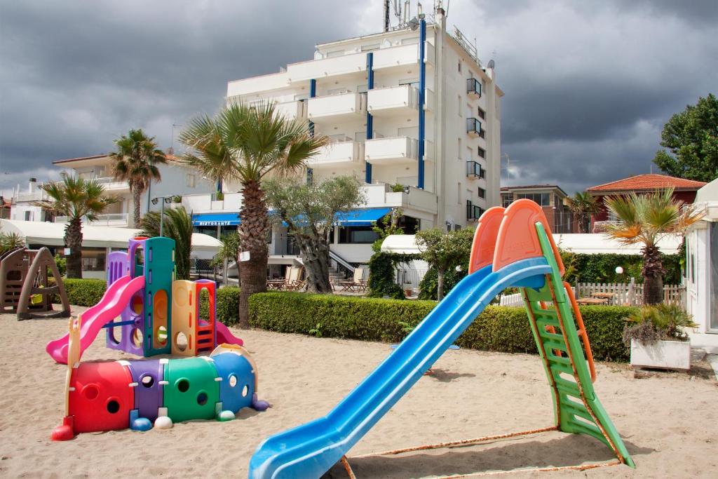 - une aire de jeux avec toboggan dans le sable dans l'établissement Residence Sunrise, à San Benedetto del Tronto