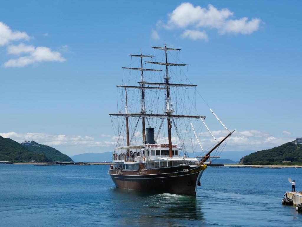 un grand bateau assis dans l'eau dans l'établissement Minato Koyado Awajishima, à Minamiawaji
