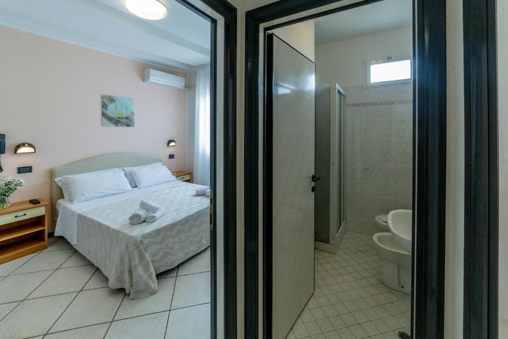 une chambre avec un lit et une salle de bain avec WC dans l'établissement Hotel San Paolo, à Rimini
