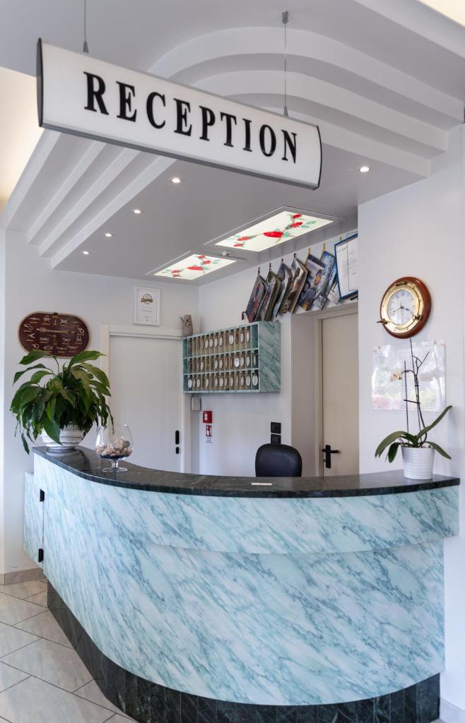 une zone de réception d'un magasin avec un grand comptoir en marbre dans l'établissement Hotel San Paolo, à Rimini 84 autres photos