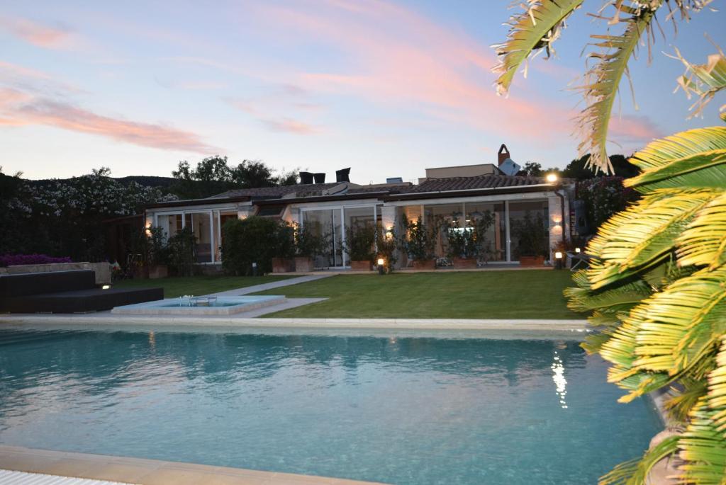 une maison avec une piscine devant dans l'établissement VILLA BAIRES - CHIA, à Domus de Maria