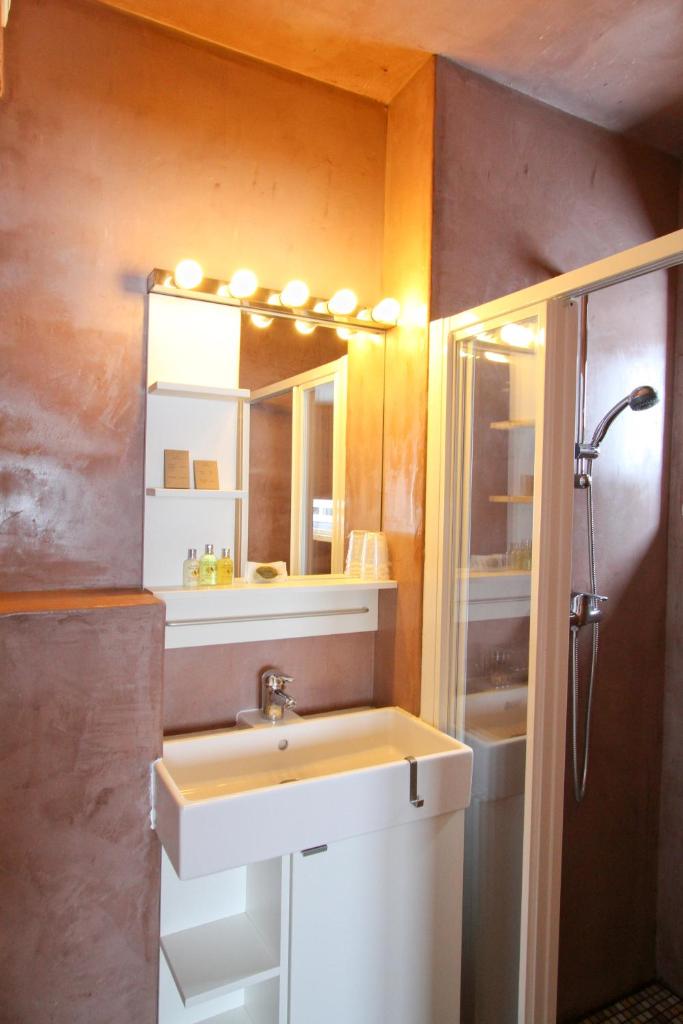 une salle de bain avec un lavabo et un miroir dans l'établissement le Chal'heureux, à Vars 37 autres photos